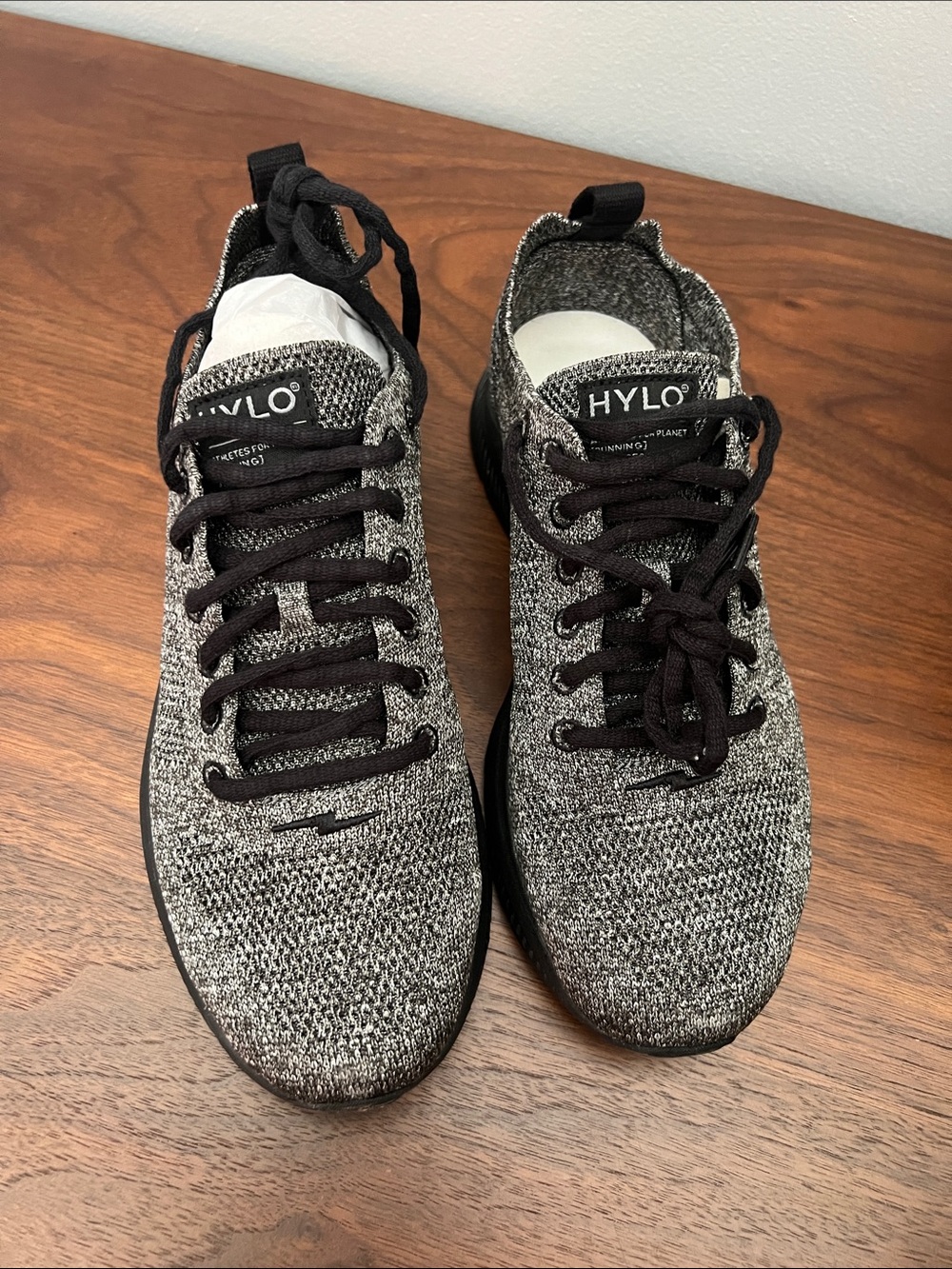 Unisex M 7/W 8.5 Hylo Lightweight Knit Sneakers in Black and Gray